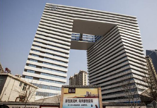 河南鹤壁现跨路大楼形似板凳