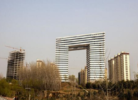 河南鹤壁现跨路大楼形似板凳